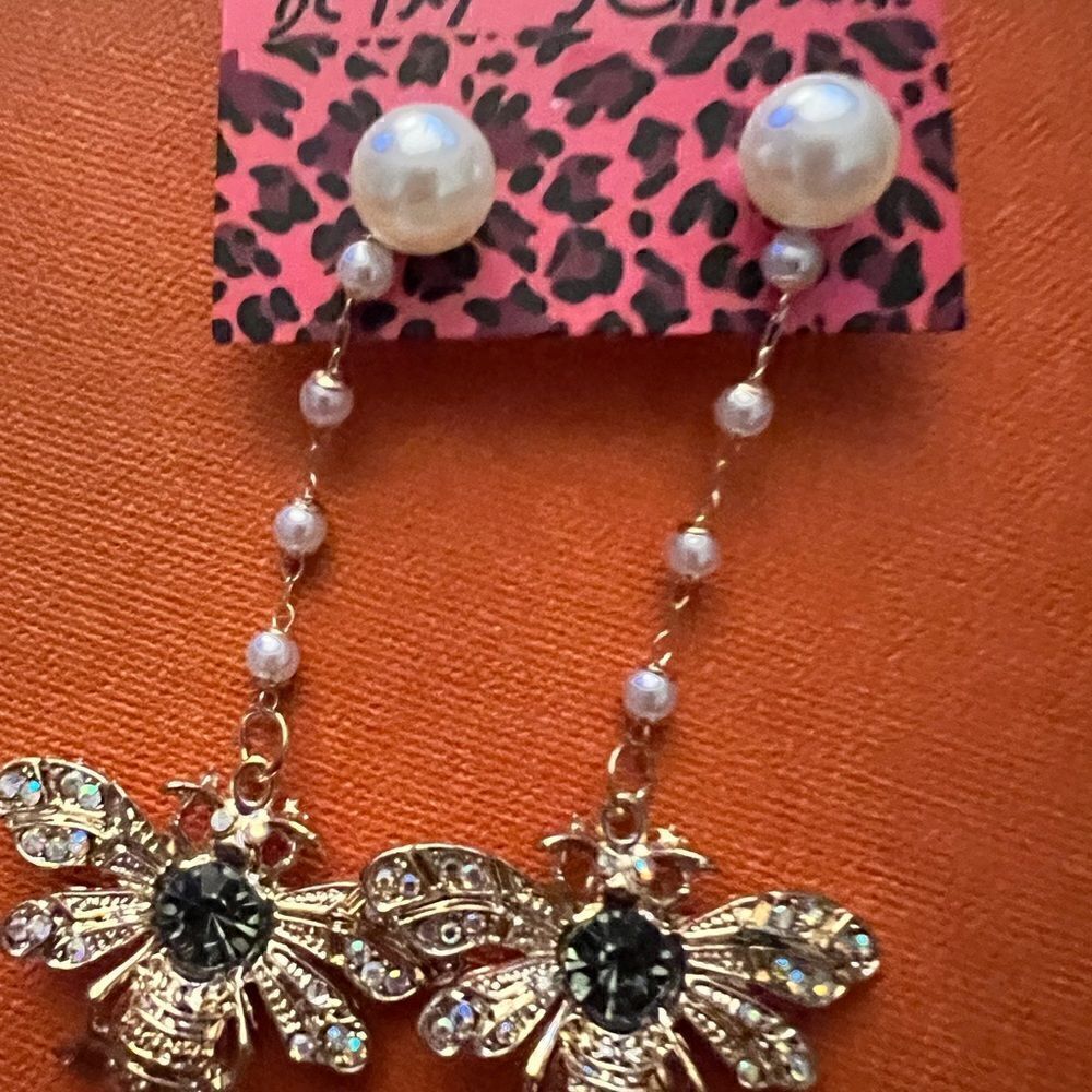🐝 Betsey Johnson bumblebee dangle earrings 🐝